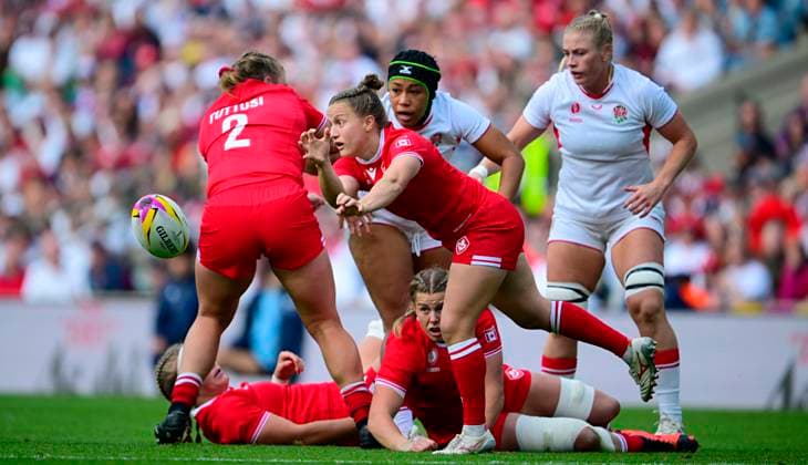 Canada v England, London, UK - 27 Sept 2025 Justine Pelletier of Canada spins the ball out during the Women s Rugby World Cup 2025 Final match between Canada and England at Allianz Stadium, London, England United Kingdom on September 27, 2025. (Photo by Phil Mingo PPAUK) London Allianz Stadium GBR Copyright: xPhilxMingo PPAUKx PPA-218984