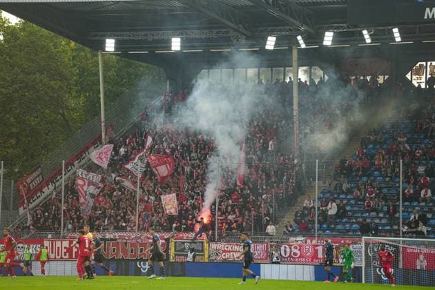 Fussball: 3. Liga, 8. Spieltag, SV Waldhof Mannheim - Rot-Weiss Essen am 27.09.2025 in Mannheim (Carl-Benz-Stadion), Deutschland, Saison 2025 2026 DFL REGULATIONS PROHIBIT ANY USE OF PHOTOGRAPHS AS IMAGE SEQUENCES AND OR QUASI VIDEO: Die Gästefans von RWE in Mannheim. Mannheim Carl-Benz-Stadion Deutschland Copyright: xChristophxKinzingerx