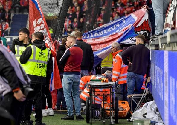 27.09.2025, xemx, Fussball 1.Bundesliga, 1.FC Heidenheim - FC Augsburg v.l. Fan wird behandelt der von Tribuene gestuerzt ist (DFL DFB REGULATIONS PROHIBIT ANY USE OF PHOTOGRAPHS as IMAGE SEQUENCES and or QUASI-VIDEO) Heidenheim
