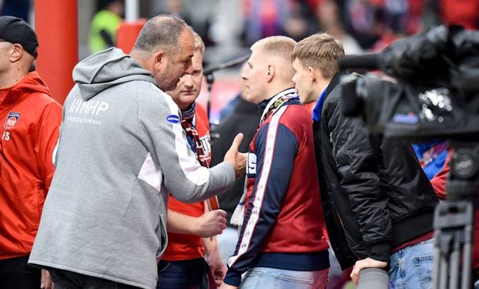 27.09.2025, xemx, Fussball 1.Bundesliga, 1.FC Heidenheim - FC Augsburg v.l. Auseinandersetzungen nach dem Spiel mit Fans, Spieler, Trainer Cheftrainer Frank Schmidt (1.FC Heidenheim) (DFL DFB REGULATIONS PROHIBIT ANY USE OF PHOTOGRAPHS as IMAGE SEQUENCES and or QUASI-VIDEO) Heidenheim