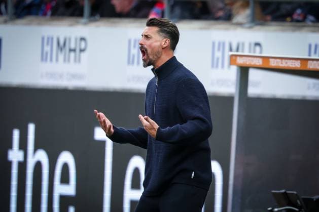 Chef-Trainer Sandro Wagner (FC Augsburg) gibt Anweisungen an die Mannschaft, gestikuliert, schreit, 1. FC Heidenheim 1846 vs. FC Augsburg, DFL, Bundesliga, Saison 2025 2026, Voith Arena, Hinrunde, 5. Spieltag, 27.09.2025 DFB regulations prohibit any use of photographs as image sequences and or quasi-video Heidenheim Baden-Wuerttemberg Deutschland