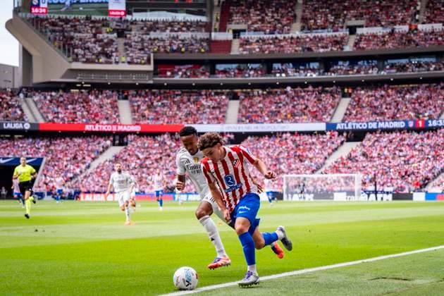 Atletico de Madrid v Real Madrid - LaLiga EA Sports Julian Alvarez of Atletico de Madrid (R) is in action with the ball defended by Eder Militao of Real Madrid (L) during the LaLiga EA Sports football match between Atletico de Madrid and Real Madrid CF at Estadio Riyadh Air Metropolitano on September 27, 2025 in Madrid, Spain. Madrid Estadio Riyadh Air Metropolitano Madrid Spain Copyright: xAlbertoxGardinx AGardin_20250927_Foot_Liga_AtlMad_ReaMad_0569