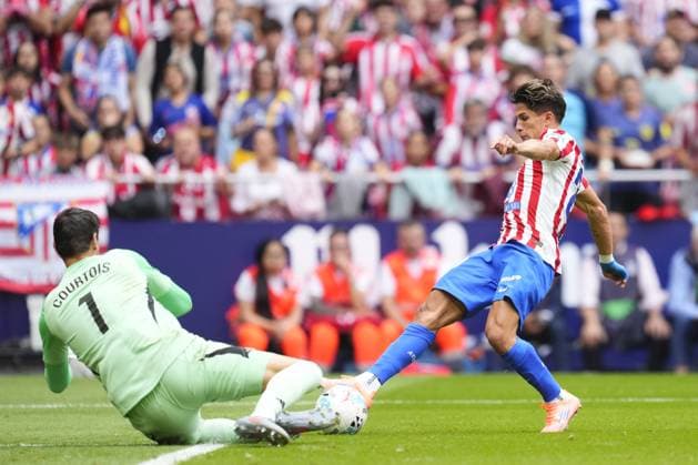 Atletico de Madrid v Real Madrid CF - LaLiga EA Sports MADRID, SPAIN - SEPTEMBER 27: Giuliano Simeone centre-forward of Atletico de Madrid and Argentina shooting to goal and Thibaut Courtois goalkeeper of Real Madrid and Belgium makes a save during the LaLiga EA Sports match between Atletico de Madrid and Real Madrid CF at Riyadh Air Metropolitano on September 27, 2025 in Madrid, Spain. Jose Hernandez Anadolu Madrid Spain. Editorial use only. Please get in touch for any other usage.  Copyright: x2025xAnadoluxJosexHernandezx