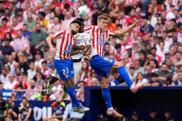 Atletico de Madrid s Nico Gonzalez (l) and Alexander Sorloth (r) and Real Madrid s Aurelien Tchouameni during La Liga match. September 27, 2025. (202509271263)