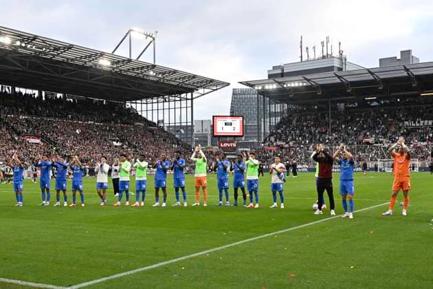 GER; 1 FBL, FC St. Pauli vs Bayer 04 Leverkusen 27.09.2025, Millerntorstadion, Hamburg, GER; 1. FBL, FC St. Pauli vs Bayer 04 Leverkusen im Bild Die Mannschaft von Leverkusen jubelt ueber den Sieg mit den Fans