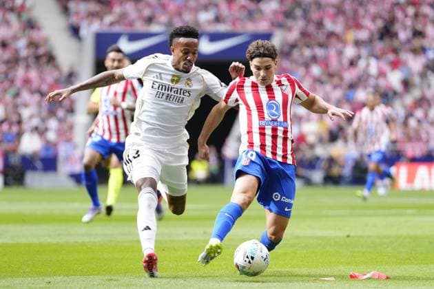 Atletico de Madrid v Real Madrid CF - LaLiga EA Sports MADRID, SPAIN - SEPTEMBER 27: Julian Alvarez centre-forward of Atletico de Madrid and Argentina and Eder Militao centre-back of Real Madrid and Brazil compete for the ball during the LaLiga EA Sports match between Atletico de Madrid and Real Madrid CF at Riyadh Air Metropolitano on September 27, 2025 in Madrid, Spain. Jose Hernandez Anadolu Madrid Spain. Editorial use only. Please get in touch for any other usage.  Copyright: x2025xAnadoluxJosexHernandezx