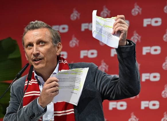 27.09.2025 , xophax, Fussball 1.Bundesliga, 1.FC Koeln Mitgliederversammlung , Präsidentenwahl. Rhein Energie Stadion Jahreshauptversammlung am Samstag den 27.09.2025. 1.FC Köln Vorstandsvorsitzender REWE Group Lionel Souque zerreisst sein Manuskript Koeln