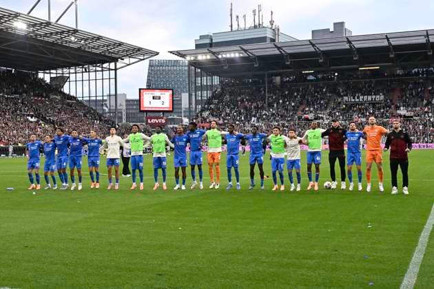 GER; 1 FBL, FC St. Pauli vs Bayer 04 Leverkusen 27.09.2025, Millerntorstadion, Hamburg, GER; 1. FBL, FC St. Pauli vs Bayer 04 Leverkusen im Bild Die Mannschaft von Leverkusen jubelt ueber den Sieg mit den Fans
