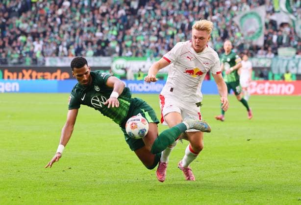 Wolfsburg - RB Leipzig Bundesliga Wolfsburg, 27.09.2025, Volkswagen Arena, Bundesliga, Spieltag 5 , VFL WOLFSBURG vs. RB LEIPZIG 0:1 (0:1) , Im Bild v.l.: Moritz Jenz (15, Wolfsburg) und Conrad Harder (11, RB Leipzig) ,