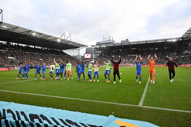 GER; 1 FBL, FC St. Pauli vs Bayer 04 Leverkusen 27.09.2025, Millerntorstadion, Hamburg, GER; 1. FBL, FC St. Pauli vs Bayer 04 Leverkusen im Bild Die Mannschaft von Leverkusen jubelt ueber den Sieg mit den Fans