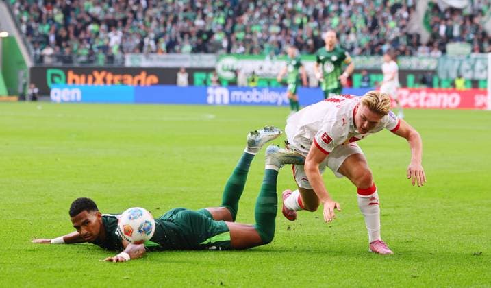 Wolfsburg - RB Leipzig Bundesliga Wolfsburg, 27.09.2025, Volkswagen Arena, Bundesliga, Spieltag 5 , VFL WOLFSBURG vs. RB LEIPZIG 0:1 (0:1) , Im Bild v.l.: Moritz Jenz (15, Wolfsburg) und Conrad Harder (11, RB Leipzig) ,
