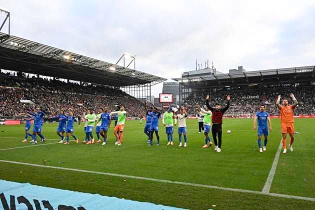 GER; 1 FBL, FC St. Pauli vs Bayer 04 Leverkusen 27.09.2025, Millerntorstadion, Hamburg, GER; 1. FBL, FC St. Pauli vs Bayer 04 Leverkusen im Bild Die Mannschaft von Leverkusen jubelt ueber den Sieg mit den Fans
