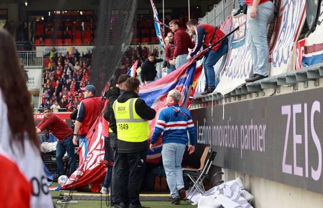 27.09.25 1. FC Heidenheim - FC Augsburg Deutschland, Heidenheim, 27.09.2025, Fussball, Bundesliga, 1. FC Heidenheim - Augsburg: 1. FC Heidenheim Fans Medizinischer Notfall.
