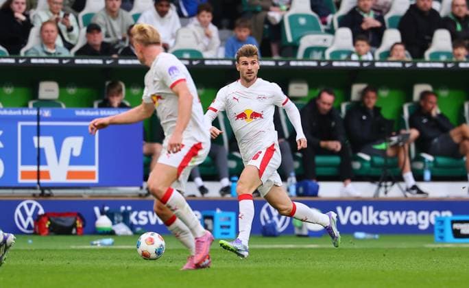 Sport Bilder des Tages Wolfsburg - RB Leipzig Bundesliga Wolfsburg, 27.09.2025, Volkswagen Arena, Bundesliga, Spieltag 5 , VFL WOLFSBURG vs. RB LEIPZIG 0:1 (0:1) , Im Bild: Timo Werner (36, RB Leipzig) am Ball ,