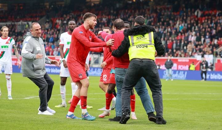 27.09.25 1. FC Heidenheim - FC Augsburg Deutschland, Heidenheim, 27.09.2025, Fussball, Bundesliga, 1. FC Heidenheim - Augsburg: Frank Schmidt (Trainer 1. FC Heidenheim) mit Fans auf dem Platz.