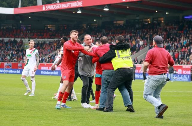27.09.25 1. FC Heidenheim - FC Augsburg Deutschland, Heidenheim, 27.09.2025, Fussball, Bundesliga, 1. FC Heidenheim - Augsburg: Frank Schmidt (Trainer 1. FC Heidenheim) mit Fans auf dem Platz.