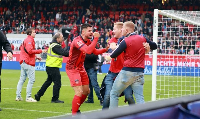 27.09.25 1. FC Heidenheim - FC Augsburg Deutschland, Heidenheim, 27.09.2025, Fussball, Bundesliga, 1. FC Heidenheim - Augsburg: Marnon Busch (1. FC Heidenheim) mit Fans auf dem Platz.