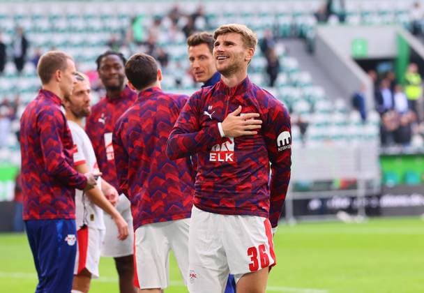 Wolfsburg - RB Leipzig Bundesliga Wolfsburg, 27.09.2025, Volkswagen Arena, Bundesliga, Spieltag 5 , VFL WOLFSBURG vs. RB LEIPZIG 0:1 (0:1) , Schlussjubel RB Leipzig. Im Bild: Timo Werner (36, RB Leipzig) wurde von den RB Fans gefeiert. ,