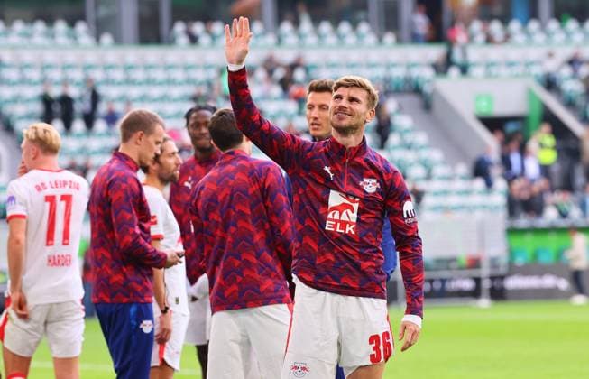 Wolfsburg - RB Leipzig Bundesliga Wolfsburg, 27.09.2025, Volkswagen Arena, Bundesliga, Spieltag 5 , VFL WOLFSBURG vs. RB LEIPZIG 0:1 (0:1) , Schlussjubel RB Leipzig. Im Bild: Timo Werner (36, RB Leipzig) wurde von den RB Fans gefeiert. ,
