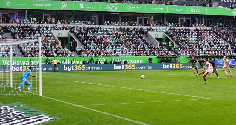Wolfsburg - RB Leipzig Bundesliga Wolfsburg, 27.09.2025, Volkswagen Arena, Bundesliga, Spieltag 5 , VFL WOLFSBURG vs. RB LEIPZIG 0:1 (0:1) , Im Bild: Christoph Baumgartner (14, RB Leipzig) scheitert mit einem Elfmeter. ,