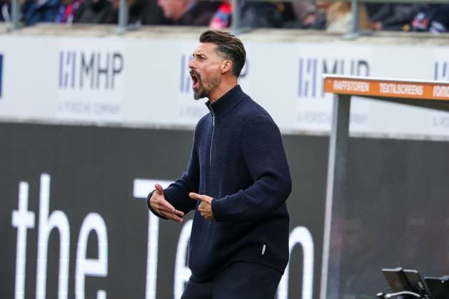 Chef-Trainer Sandro Wagner (FC Augsburg) gibt Anweisungen an die Mannschaft, gestikuliert, schreit, 1. FC Heidenheim 1846 vs. FC Augsburg, DFL, Bundesliga, Saison 2025 2026, Voith Arena, Hinrunde, 5. Spieltag, 27.09.2025 DFB regulations prohibit any use of photographs as image sequences and or quasi-video Heidenheim Baden-Wuerttemberg Deutschland