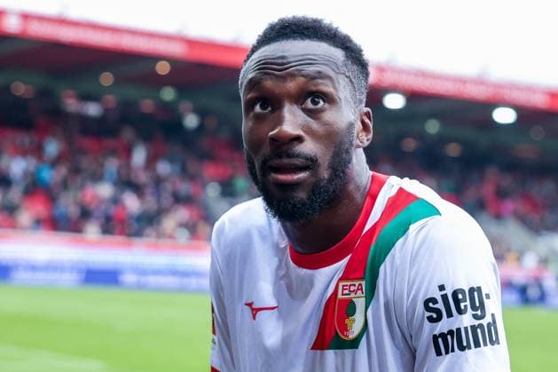 Entaeuschung, Frust bei Chrislain Matsima 5 (FC Augsburg) nach der Auswaertsniederlage, bei den Fans, 1. FC Heidenheim 1846 vs. FC Augsburg, DFL, Bundesliga, Saison 2025 2026, Voith Arena, Hinrunde, 5. Spieltag, 27.09.2025 DFB regulations prohibit any use of photographs as image sequences and or quasi-video Heidenheim Baden-Wuerttemberg Deutschland