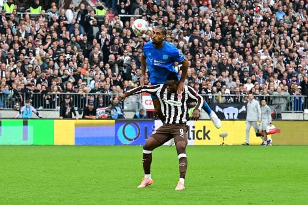 Fussball I Herren I 1. Bundesliga l FC St. Pauli - Bayer 04 Leverkusen I 05. Spieltag I Saison 2025-2026 I St. Pauli I 27.09.2025 I v.v. Ceesay Abdoulie (St.Pauli) , Bade Loic (Bayer04Leverkusen) , Sportplatz : Millerntor Stadion, St.Pauli Hamburg Deutschland