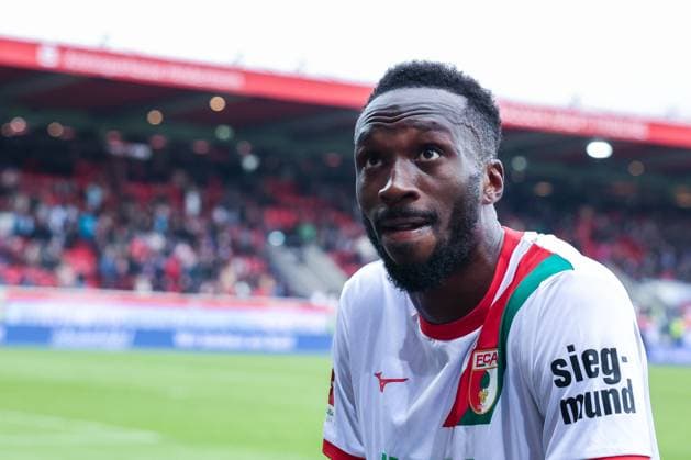 Entaeuschung, Frust bei Chrislain Matsima 5 (FC Augsburg) nach der Auswaertsniederlage, 1. FC Heidenheim 1846 vs. FC Augsburg, DFL, Bundesliga, Saison 2025 2026, Voith Arena, Hinrunde, 5. Spieltag, 27.09.2025 DFB regulations prohibit any use of photographs as image sequences and or quasi-video Heidenheim Baden-Wuerttemberg Deutschland