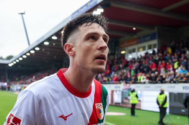 Entaeuschung, Frust bei Keven Schlotterbeck 31 (FC Augsburg) nach der Niederlage, 1. FC Heidenheim 1846 vs. FC Augsburg, DFL, Bundesliga, Saison 2025 2026, Voith Arena, Hinrunde, 5. Spieltag, 27.09.2025 DFB regulations prohibit any use of photographs as image sequences and or quasi-video Heidenheim Baden-Wuerttemberg Deutschland