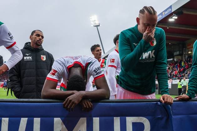 Niedergeschlagenheit bei Chrislain Matsima 5 (FC Augsburg) und Marius Wolf 27 (FC Augsburg) sowie Alexis Claude-Maurice 20 (FC Augsburg) nach der Auswaertsniederlage, 1. FC Heidenheim 1846 vs. FC Augsburg, DFL, Bundesliga, Saison 2025 2026, Voith Arena, Hinrunde, 5. Spieltag, 27.09.2025 DFB regulations prohibit any use of photographs as image sequences and or quasi-video Heidenheim Baden-Wuerttemberg Deutschland
