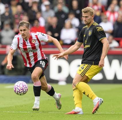 Brentford, London, England, September 27, 2025: Brentford s Yehor Yarmolyuk (left) battles with Manchester United, ManU s Matthijs de Ligt (right) during the Premier League match between Brentford F.C. and Manchester United F.C. at the Gtech Community Stadium in Brentford, London, England. (Photo by David Horton Sports Press Photo) Copyright: xDavidxHorton SportsxPressxPhotox Sportspressphoto_SPR33132