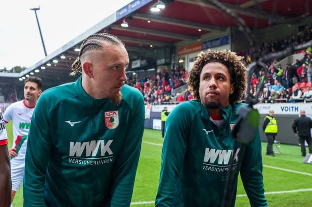 Entaeuschung, Frust bei Marius Wolf 27 (FC Augsburg) und Han-Noah Massengo 4 FC Augsburg) nach der Niederlage, bei den fans, 1. FC Heidenheim 1846 vs. FC Augsburg, DFL, Bundesliga, Saison 2025 2026, Voith Arena, Hinrunde, 5. Spieltag, 27.09.2025 DFB regulations prohibit any use of photographs as image sequences and or quasi-video Heidenheim Baden-Wuerttemberg Deutschland