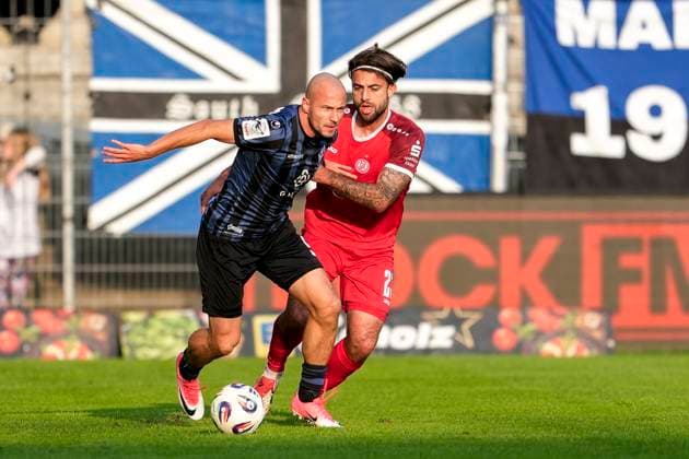 v.li.: Felix Lohkemper (SVWM, 9), Jose Enrique Rios Alonso (Essen, 23), Zweikampf, Spielszene, Duell, duel, tackle, tackling, Dynamik, Action, Aktion, 27.09.2025, Mannheim (Deutschland), Fussball, 3. Liga, SV Waldhof Mannheim - Rot-Weiss Essen, DFB DFL REGULATIONS PROHIBIT ANY USE OF PHOTOGRAPHS AS IMAGE SEQUENCES AND OR QUASI-VIDEO.