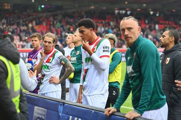 Augsburger Spieler nach Spielende vor den Fans,Fussballfans, Enttaeuschung,Frust,enttaeuscht, frustriert,niedergeschlagen, Fussball 1. Bundesliga Saison 2025 2026, 5.Spieltag, Spieltag05 1.FC Heidenheim - FC Augsburg 2-1 am 27.09.2025, VOITH ARENA