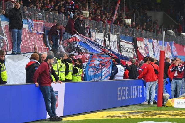 Medizinischer Notfall vor dem Heidenheimer Fanblock. Fussball 1. Bundesliga Saison 2025 2026, 5.Spieltag, Spieltag05 1.FC Heidenheim - FC Augsburg 2-1 am 27.09.2025, VOITH ARENA