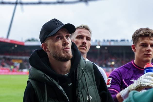 Entaeuschung, Frust bei Jeffrey Gouweleeuw 6 (FC Augsburg) nach der Niederlage, mit Phillip Tietz 21 FC Augsburg) und Finn Dahmen 1 (FC Augsburg), 1. FC Heidenheim 1846 vs. FC Augsburg, DFL, Bundesliga, Saison 2025 2026, Voith Arena, Hinrunde, 5. Spieltag, 27.09.2025 DFB regulations prohibit any use of photographs as image sequences and or quasi-video Heidenheim Baden-Wuerttemberg Deutschland