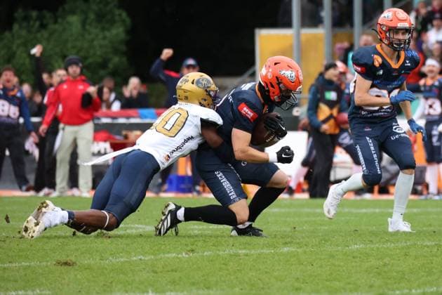 Aniel Buße (ifm Razorbacks Ravensburg, 03 Wide Receiver) ifm Razorbacks Ravensburg vs. Dresden Monarchs, American Football, German Football League, Week 21, 2025, 27.09.2025, Weingarten TeleData Stadion am Lindenhof BW Germany Copyright: xFootxBowl SebastianxJustx