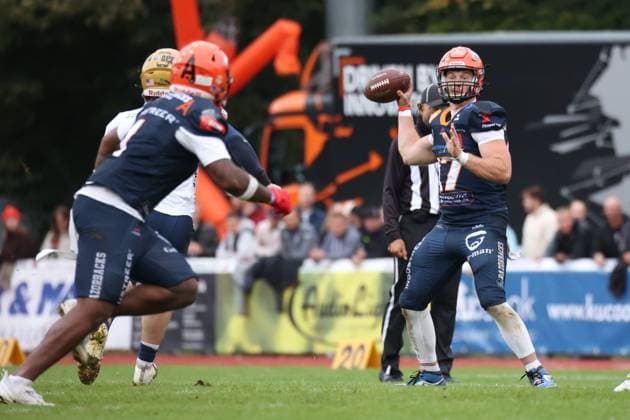 Broghean McGovern (ifm Razorbacks Ravensburg, 17 Quarterback) ifm Razorbacks Ravensburg vs. Dresden Monarchs, American Football, German Football League, Week 21, 2025, 27.09.2025, Weingarten TeleData Stadion am Lindenhof BW Germany Copyright: xFootxBowl SebastianxJustx