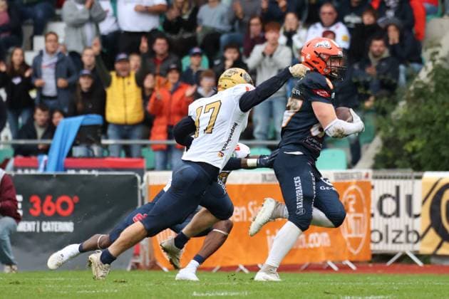 Touchdown by Tim Müller (ifm Razorbacks Ravensburg, 87 Wide Receiver) ifm Razorbacks Ravensburg vs. Dresden Monarchs, American Football, German Football League, Week 21, 2025, 27.09.2025, Weingarten TeleData Stadion am Lindenhof BW Germany Copyright: xFootxBowl SebastianxJustx