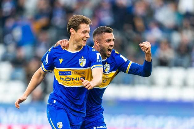 Jena , 270925, Fussball Regionalliga , FC Carl Zeiss Jena gegen Chemnitzer FC im Bild: Marcel Hoppe und Justin Schau (Jena) jubeln über das Tor zum 2:0