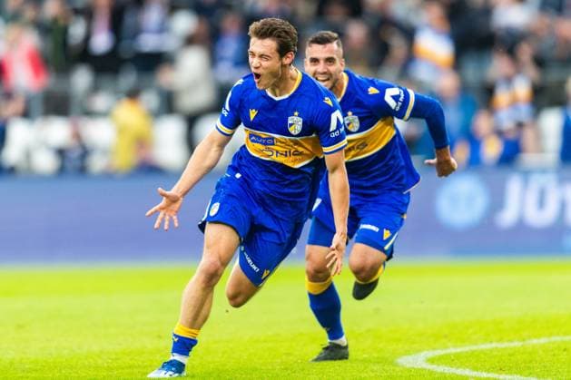 Jena , 270925, Fussball Regionalliga , FC Carl Zeiss Jena gegen Chemnitzer FC im Bild: Marcel Hoppe und Justin Schau (Jena) jubeln über das Tor zum 2:0