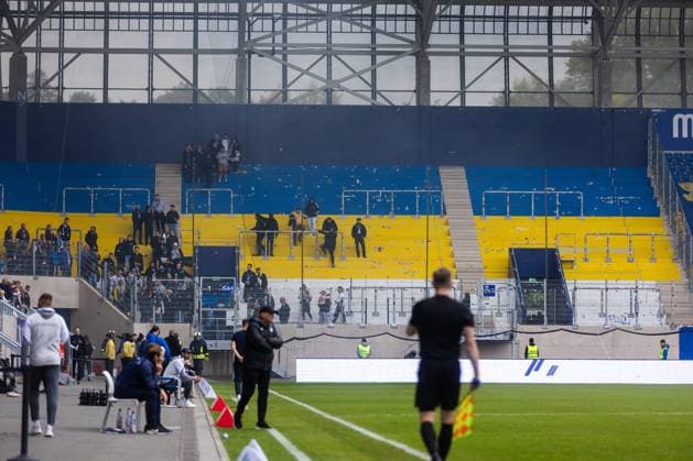Jena , 270925, Fussball Regionalliga , FC Carl Zeiss Jena gegen Chemnitzer FC im Bild: Südkurve Ultras verlassen den Fanblock