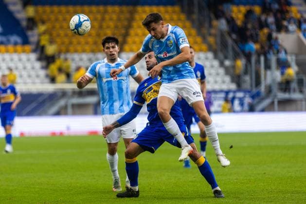 Jena , 270925, Fussball Regionalliga , FC Carl Zeiss Jena gegen Chemnitzer FC im Bild: Justin Schau (Jena) gegen Tobias Stockinger (Chemnitz)