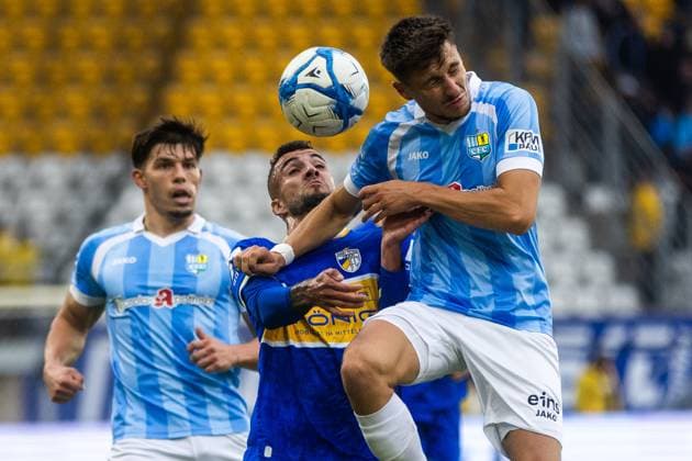 Jena , 270925, Fussball Regionalliga , FC Carl Zeiss Jena gegen Chemnitzer FC im Bild: Justin Schau (Jena) gegen Tobias Stockinger (Chemnitz)
