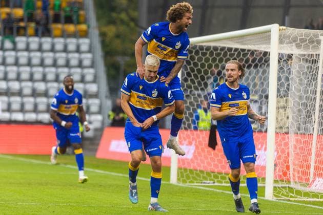 Jena , 270925, Fussball Regionalliga , FC Carl Zeiss Jena gegen Chemnitzer FC im Bild: Sören Reddemann , Kevin Lankfort und Nils Butzen (Jena) jubeln über das Tor zum 1:0