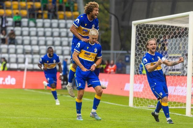 Jena , 270925, Fussball Regionalliga , FC Carl Zeiss Jena gegen Chemnitzer FC im Bild: Sören Reddemann , Kevin Lankfort und Nils Butzen (Jena) jubeln über das Tor zum 1:0