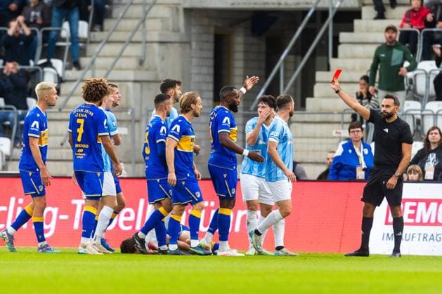 Jena , 270925, Fussball Regionalliga , FC Carl Zeiss Jena gegen Chemnitzer FC im Bild: Rote Karte gegen Tom Baumgart (Chemnitz) von Schiedsrichter Christoph Dallmann