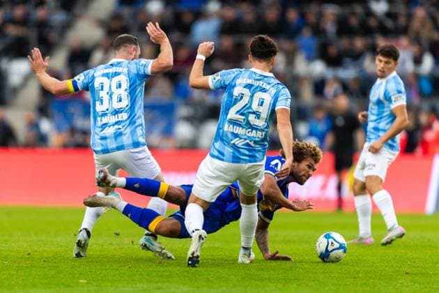 Jena , 270925, Fussball Regionalliga , FC Carl Zeiss Jena gegen Chemnitzer FC im Bild: Kevin Lankfort (Jena) gegen Tom Baumgart und Tobias Müller (Chemnitz)