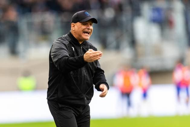 Jena , 270925, Fussball Regionalliga , FC Carl Zeiss Jena gegen Chemnitzer FC im Bild: Trainer Volkan Uluc (Jena)