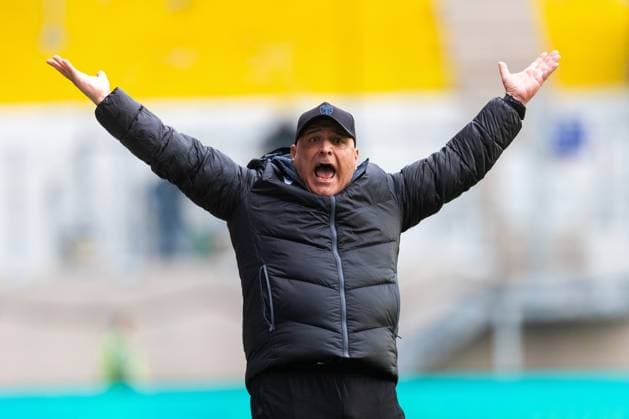 Jena , 270925, Fussball Regionalliga , FC Carl Zeiss Jena gegen Chemnitzer FC im Bild: Trainer Volkan Uluc (Jena)